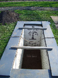 graf met beschilderde schotten die voor het begraven er weer uitgehaald worden
